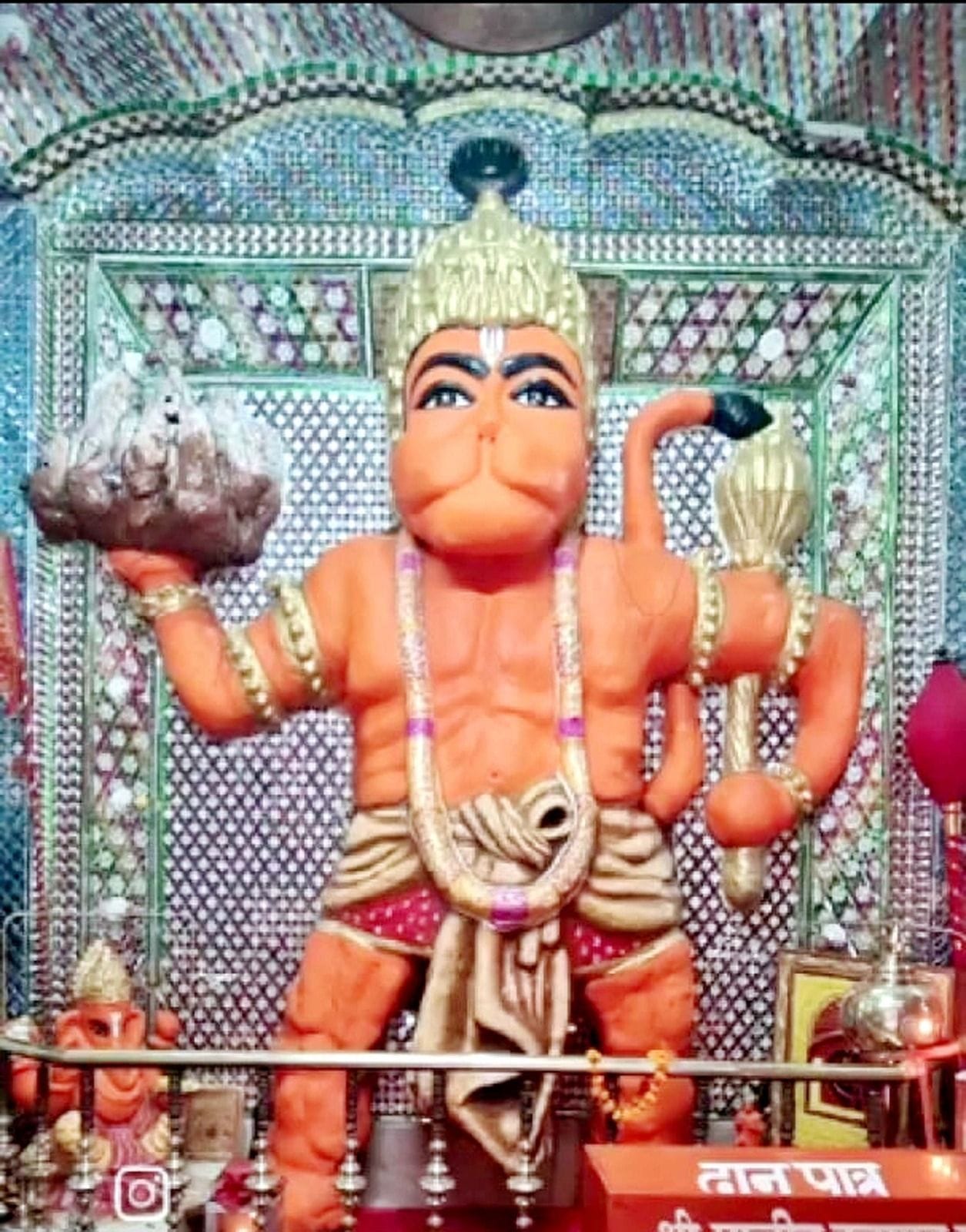 22जेएनडी15 : हनुमान गली स्थित हनुमान मंदिर में मिट्टी व गंगाजल से बनी भगवान हनुमान की प्रतिमा। 