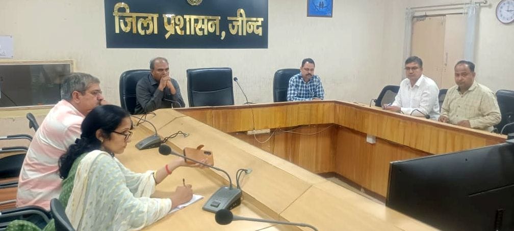 22जेएनडी16-अधिकारियों के साथ समीक्षा बैठक करते जिला के प्रशासनिक सचिव नवदीप सिंह विर्क। स्रोत प 22जेएनडी16-अधिकारियों के साथ समीक्षा बैठक करते जिला के प्रशासनिक सचिव नवदीप सिंह विर्क। स्रोत प