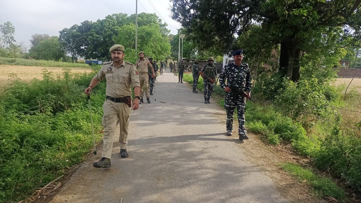 अखनूर क्षेत्र में रूट मार्च निकालती पुलिस: स्रोत पुलिस