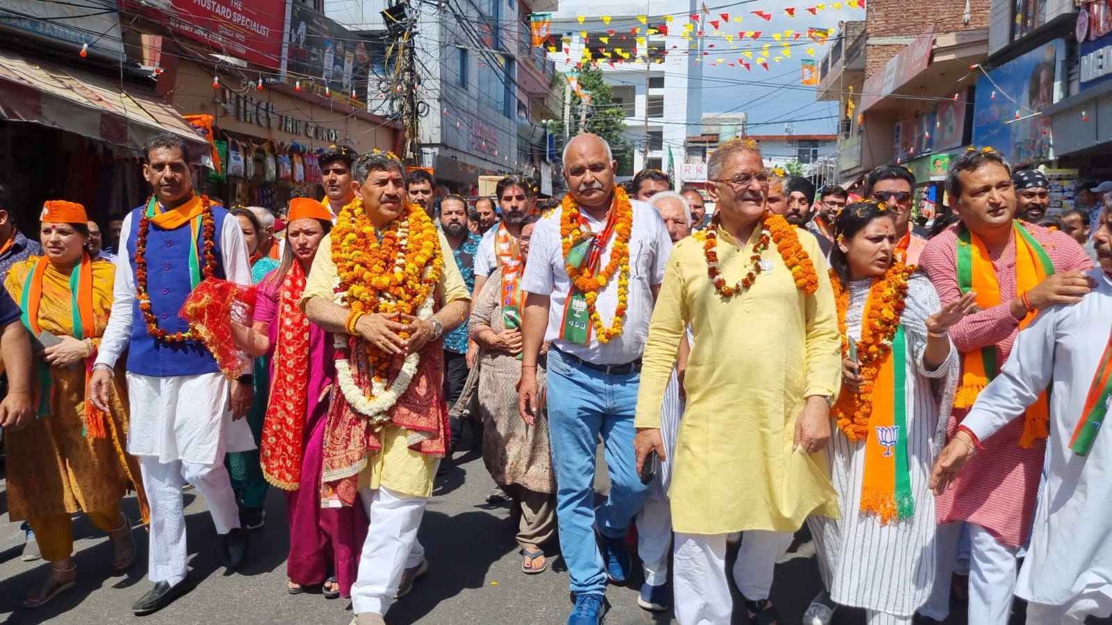 बाहू क्षेत्र जम्मू में सोमवार को रोड शो करते भाजपा प्रत्याशी जुगल किशोर शर्मा व अन्य पार्टी नेत बाहू क्षेत्र जम्मू में सोमवार को रोड शो करते भाजपा प्रत्याशी जुगल किशोर शर्मा व अन्य पार्टी नेत