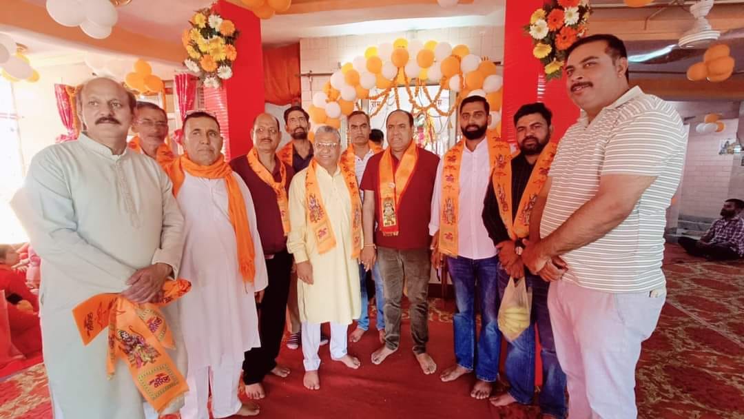 बिलासपुर के डियारा सेक्टर में स्थित प्राचीन हनुमान मंदिर में आयोजित जन्मोत्सव पर प्रसाद ग्रहण क बिलासपुर के डियारा सेक्टर में स्थित प्राचीन हनुमान मंदिर में आयोजित जन्मोत्सव पर प्रसाद ग्रहण क