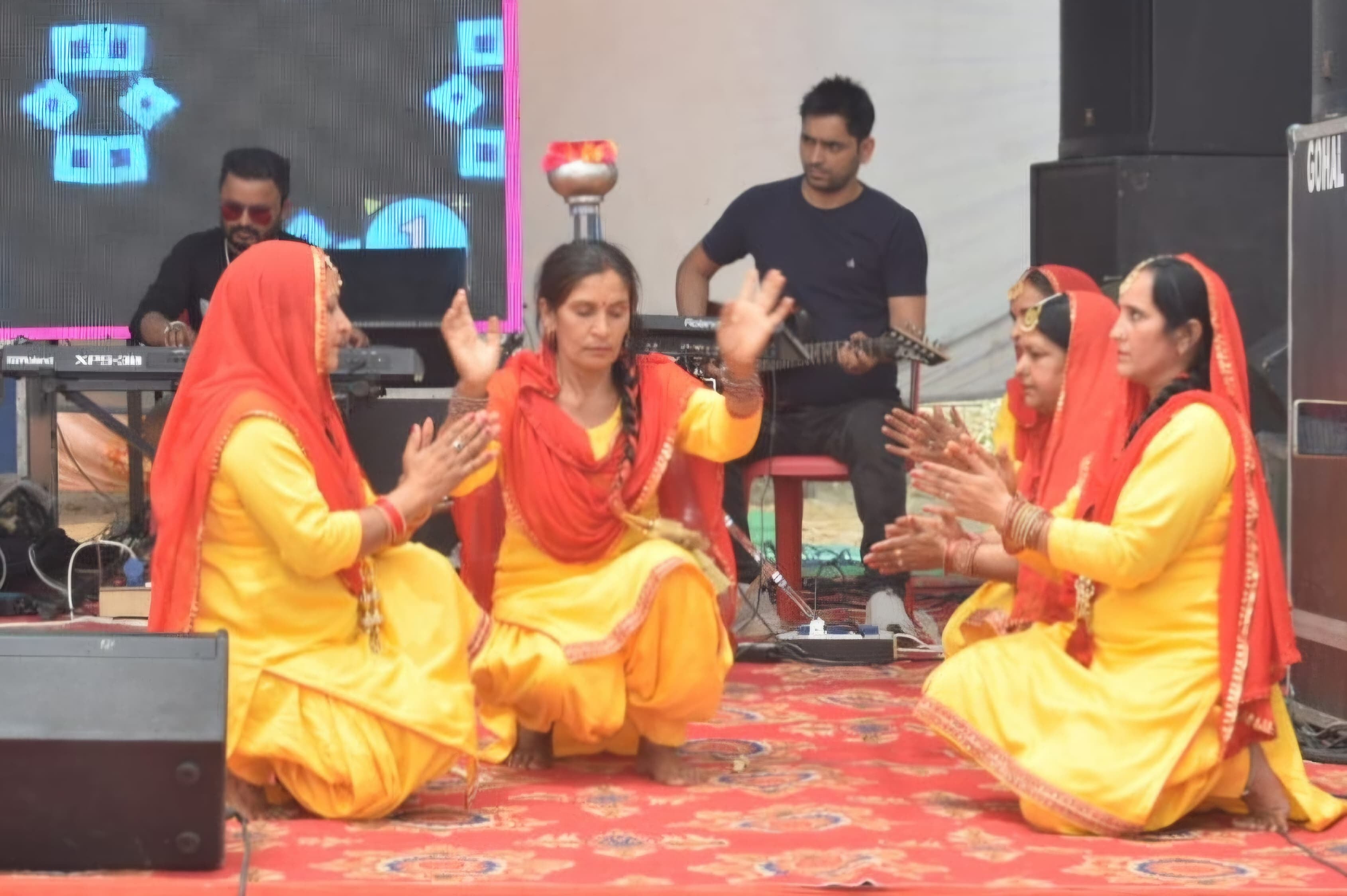 झंडूता के पारंपरिक बैसाखी नलवाड़ मेले का खूंटा गाड़ कर शुभारंभ करते एडीसी डॉ निधि पटेल। संवाद झंडूता के पारंपरिक बैसाखी नलवाड़ मेले का खूंटा गाड़ कर शुभारंभ करते एडीसी डॉ निधि पटेल। संवाद