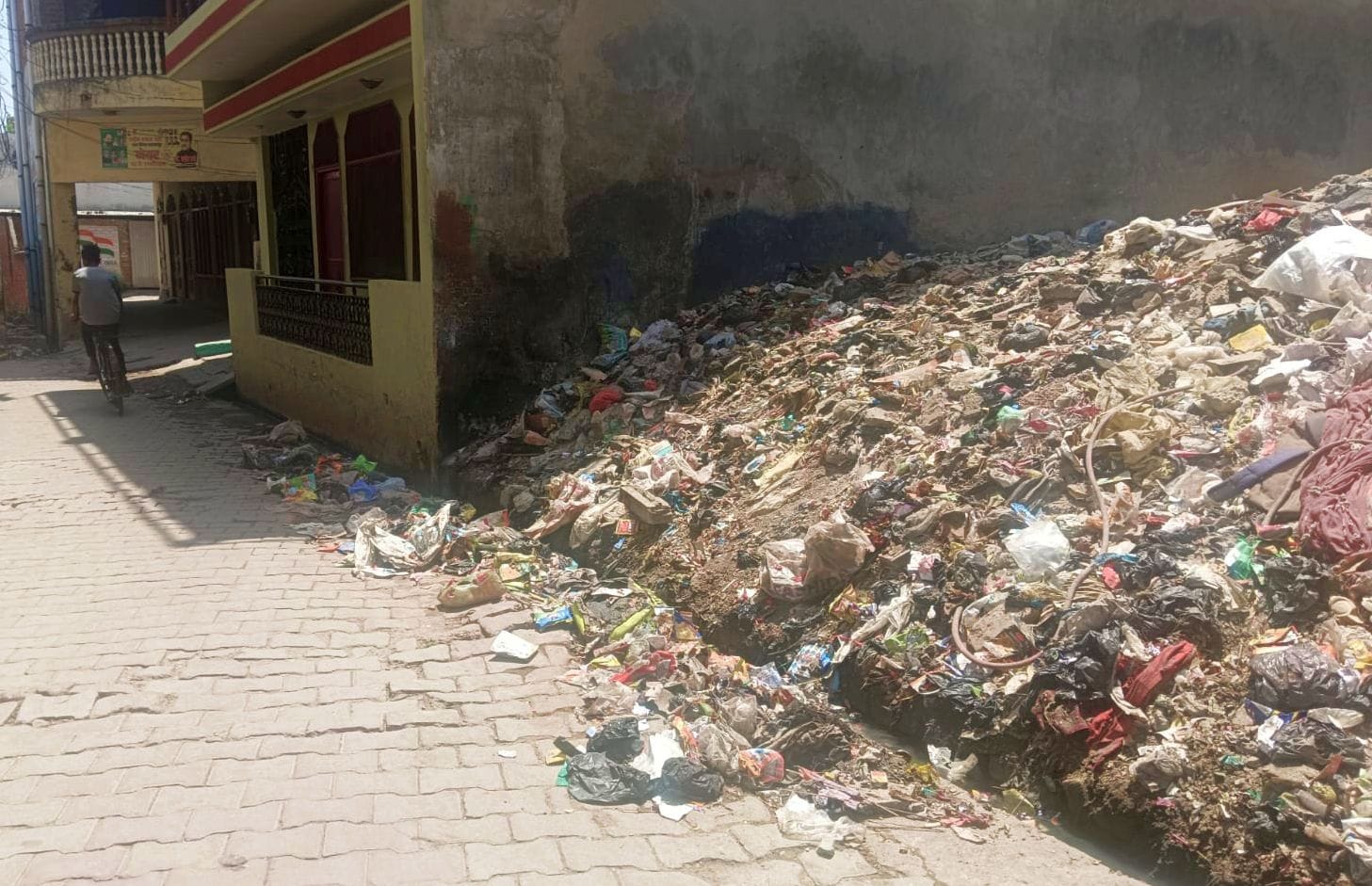 मोहल्ला एमनजई जलालनगर में बर्फखाने के पास नाली चोक हाने से सड़क पर बहता गंदा पानी। संवाद
