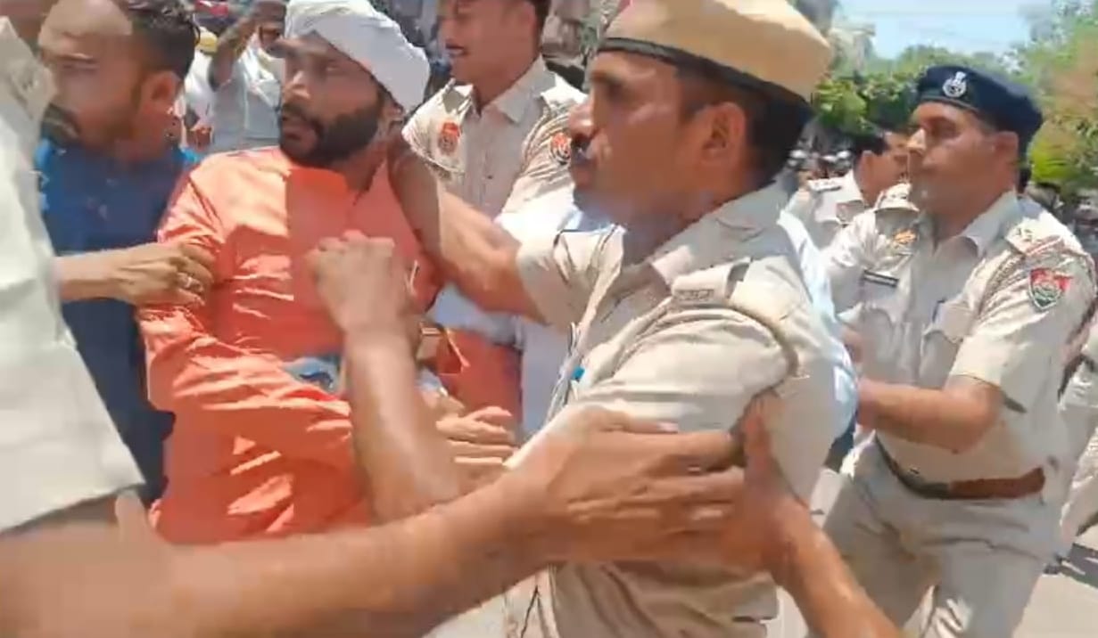 रेवाड़ी। नागरिक अस्पताल के बाहर धरने पर बैठे मृतका के परिजन व ग्रामीण। संवाद रेवाड़ी। नागरिक अस्पताल के बाहर धरने पर बैठे मृतका के परिजन व ग्रामीण। संवाद