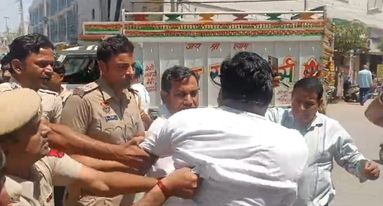 रेवाड़ी। नागरिक अस्पताल के बाहर धरने पर बैठे मृतका के परिजन व ग्रामीण। संवाद रेवाड़ी। नागरिक अस्पताल के बाहर धरने पर बैठे मृतका के परिजन व ग्रामीण। संवाद
