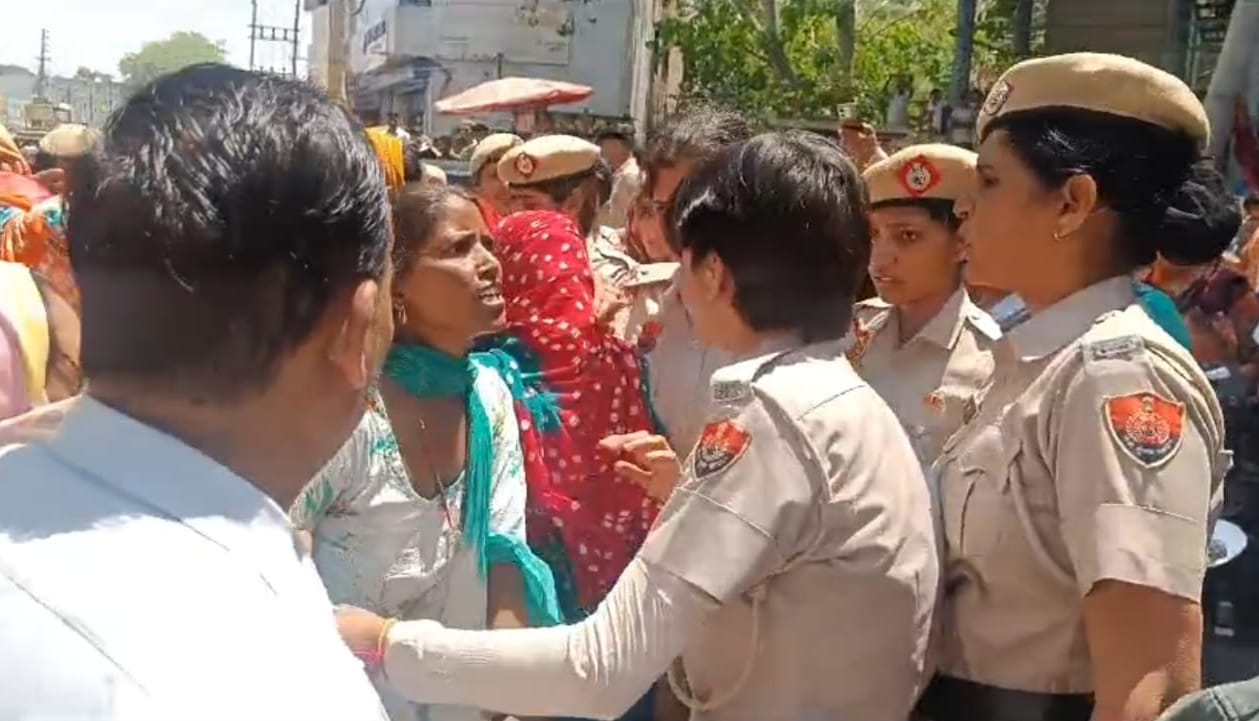 रेवाड़ी। नागरिक अस्पताल के बाहर धरने पर बैठे मृतका के परिजन व ग्रामीण। संवाद रेवाड़ी। नागरिक अस्पताल के बाहर धरने पर बैठे मृतका के परिजन व ग्रामीण। संवाद