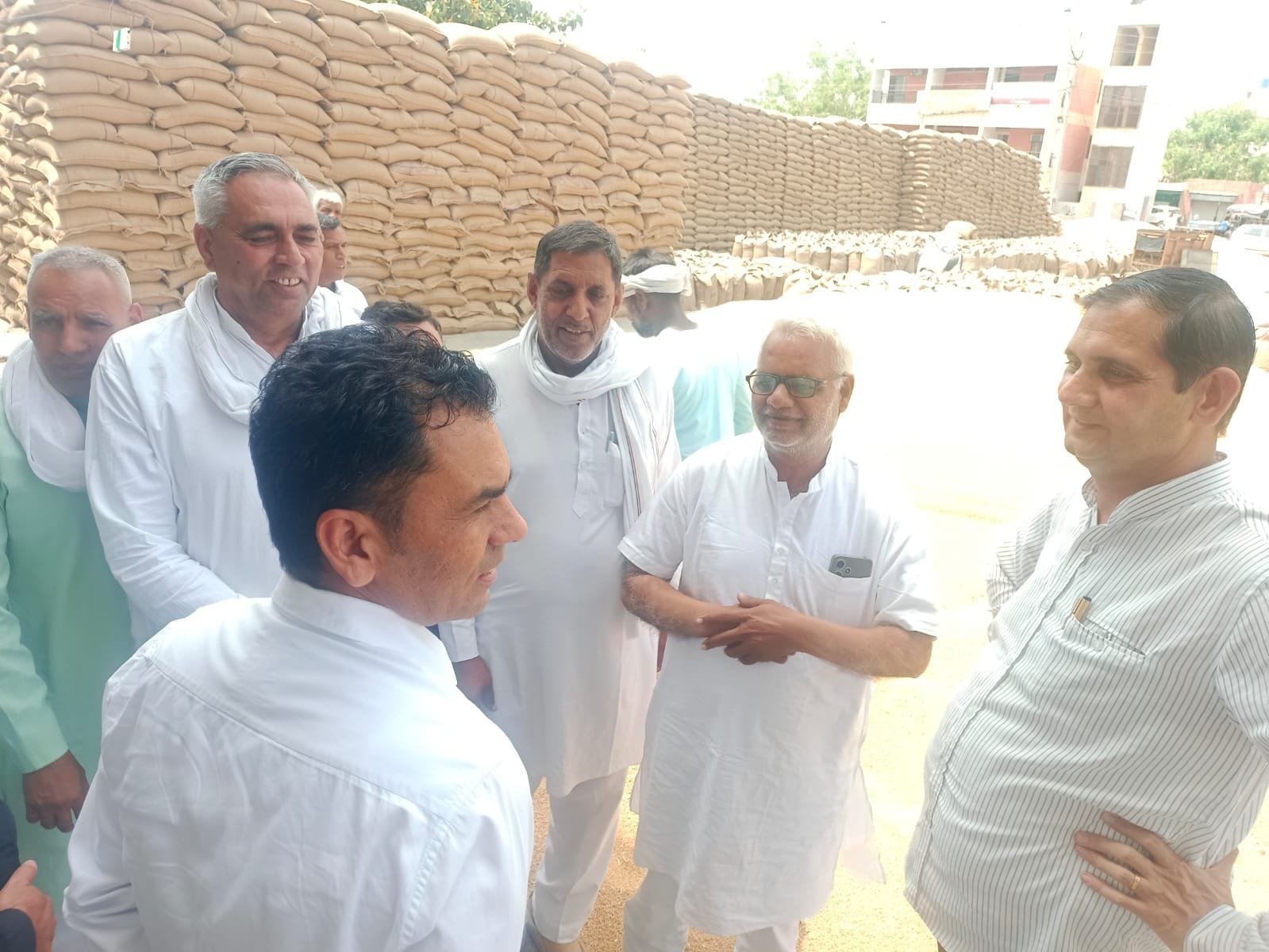 23जेएनडी06: मंडी में आढ़तियों, किसानों व अधिकारियों से बातचीत करते हुए एसडीएम गुलजार मलिक। स्र 23जेएनडी06: मंडी में आढ़तियों, किसानों व अधिकारियों से बातचीत करते हुए एसडीएम गुलजार मलिक। स्र