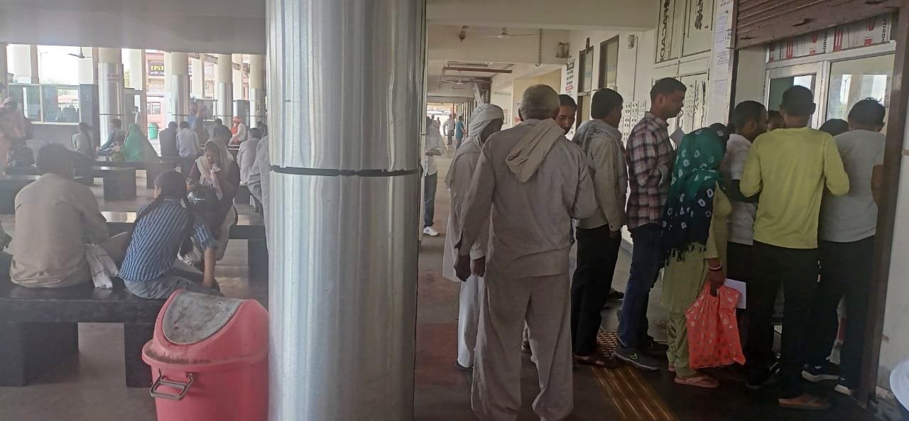 23जेएनडी16-बस अड्डा पर हैप्पी कार्ड लेने के लिए लगी लोगों की भीड़। संवाद