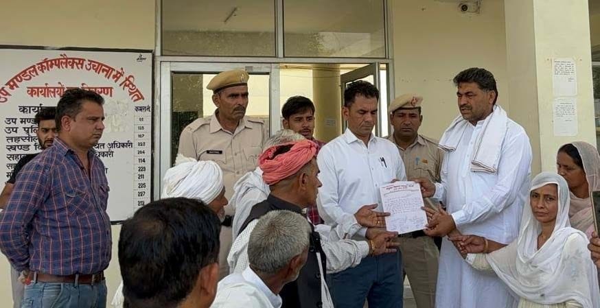 23जेएनडी28: एसडीएम गुलजार मलिक को राष्ट्रपति के नाम ज्ञापन सौंपते हुए किसान नेता। संवाद