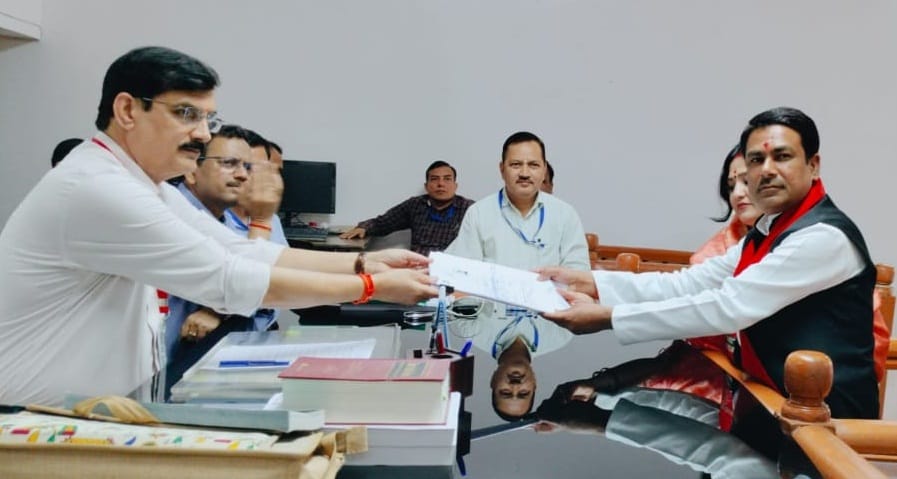 आम जनता पार्टी (इंडिया) के प्रत्याशी आशुतोष पाठक बैलगाड़ी से नामांकन के लिए जाते हुए। -स्रोत सो आम जनता पार्टी (इंडिया) के प्रत्याशी आशुतोष पाठक बैलगाड़ी से नामांकन के लिए जाते हुए। -स्रोत सो