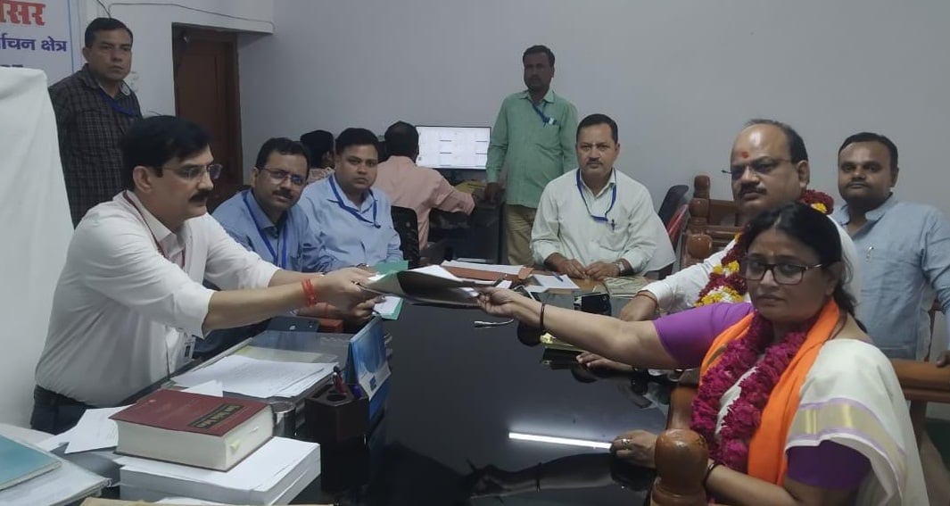 आम जनता पार्टी (इंडिया) के प्रत्याशी आशुतोष पाठक बैलगाड़ी से नामांकन के लिए जाते हुए। -स्रोत सो आम जनता पार्टी (इंडिया) के प्रत्याशी आशुतोष पाठक बैलगाड़ी से नामांकन के लिए जाते हुए। -स्रोत सो