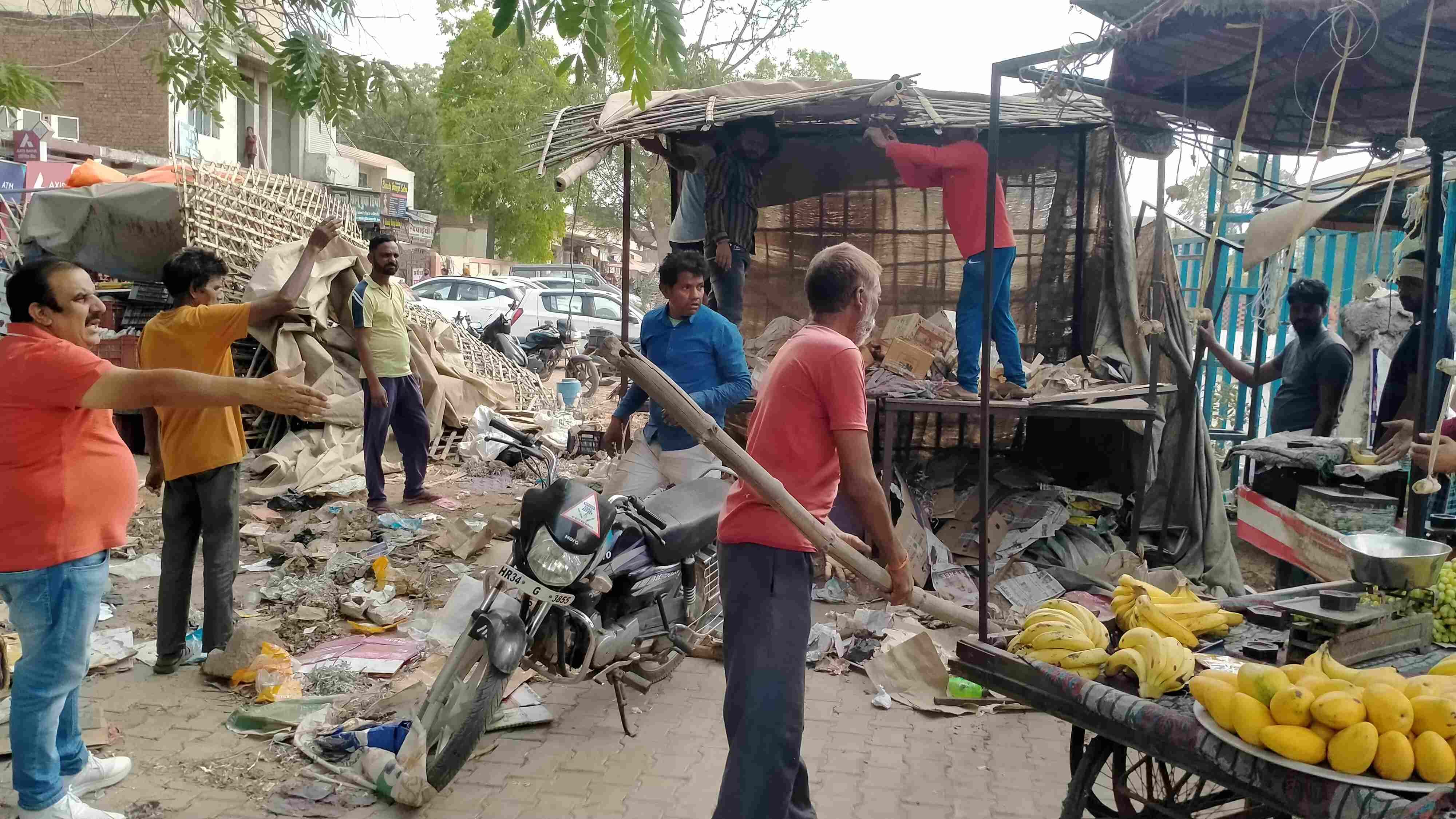 फोटो संख्या:67- महेंद्रगढ़ बस स्टैंड के बाहर अतिक्रमण हटाओ अभियान के तहत कैरेटाें को ट्रॉली मे