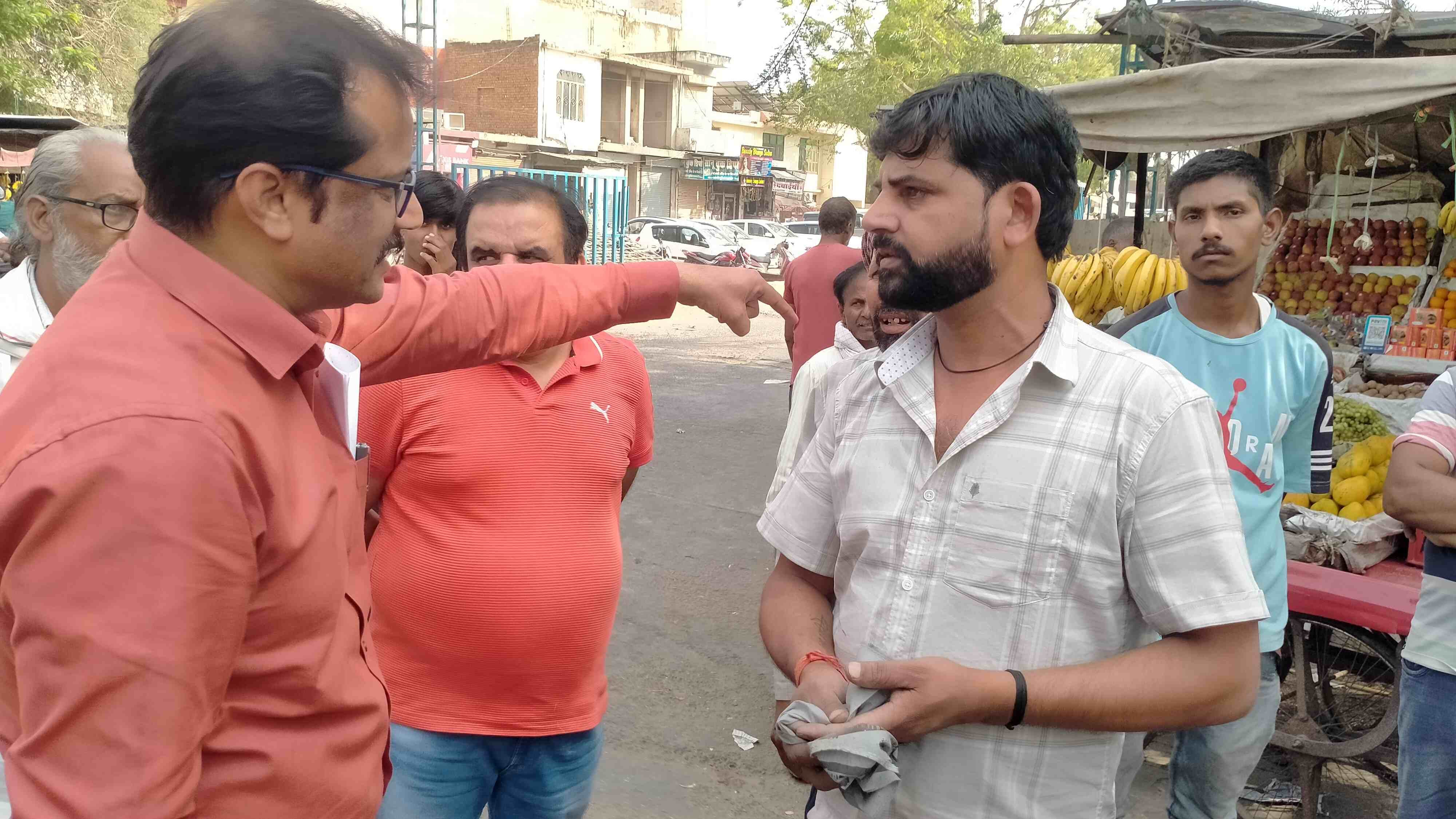 फोटो संख्या:67- महेंद्रगढ़ बस स्टैंड के बाहर अतिक्रमण हटाओ अभियान के तहत कैरेटाें को ट्रॉली मे