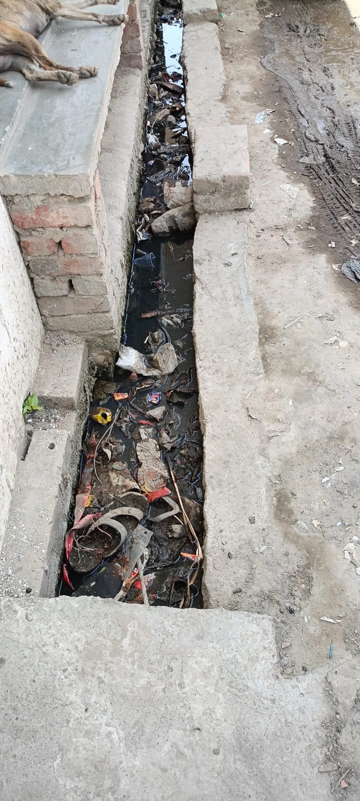 घुंघचाई क्षेत्र की ग्राम पंचायत जितौरिया टांडा में मुख्य मार्ग पर भरा गंदा पानी ।