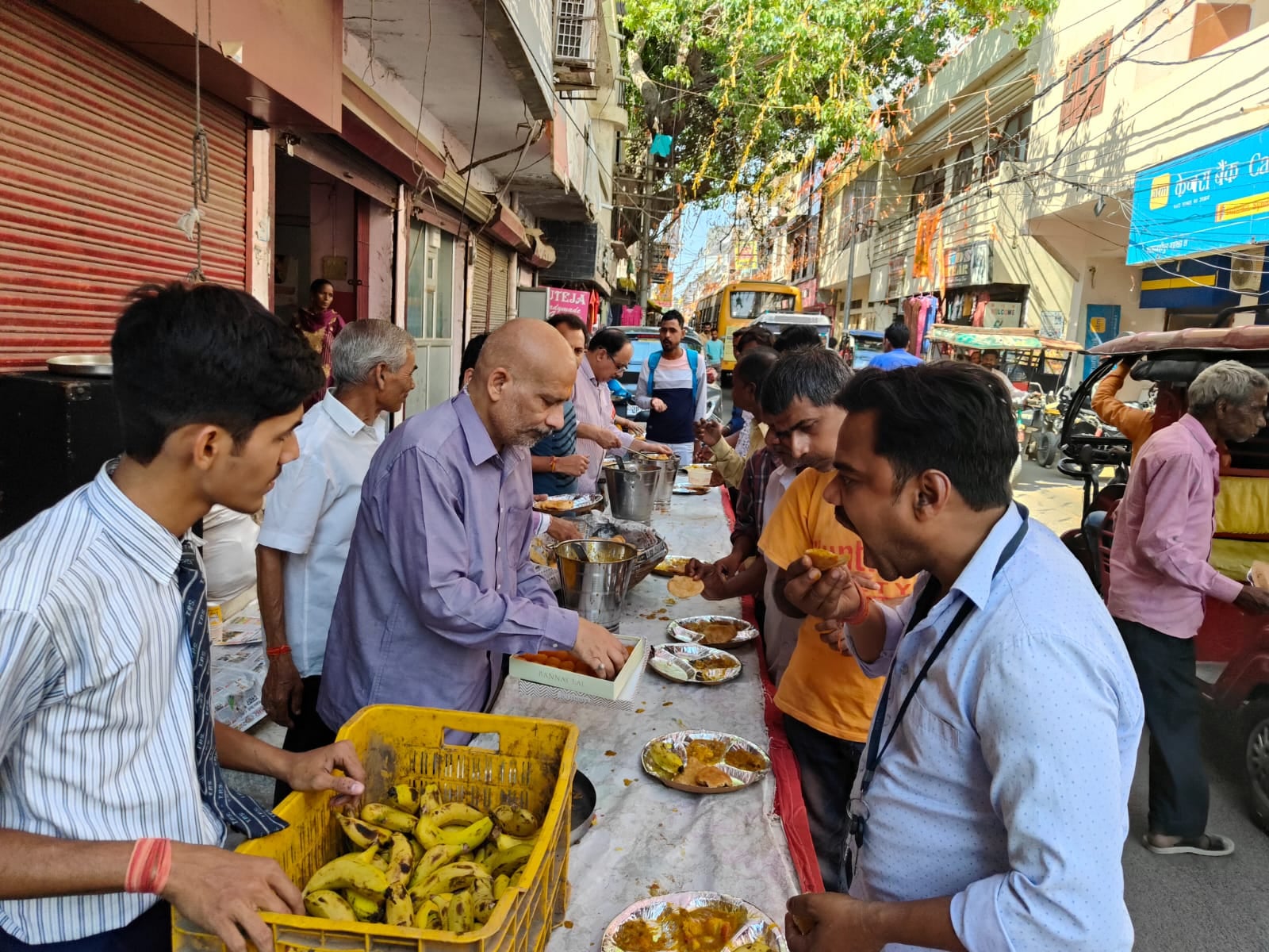 केरुगंज स्थित अग्रसेन भवन पर श्री बालाजी महाराज जन्मोत्सव समारोह में हुए हवन में शामिल भक्त। स