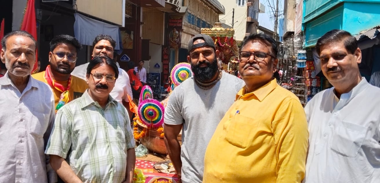 केरुगंज स्थित अग्रसेन भवन पर श्री बालाजी महाराज जन्मोत्सव समारोह में हुए हवन में शामिल भक्त। स