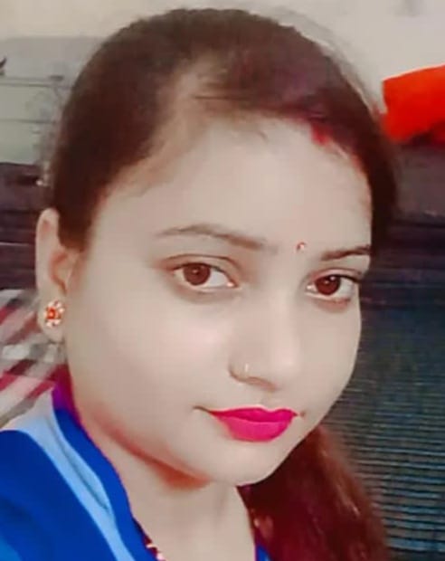 पेड़ के नीचे विलाप करते माधुरी के परिजन व मौजूद लोग । संवाद
