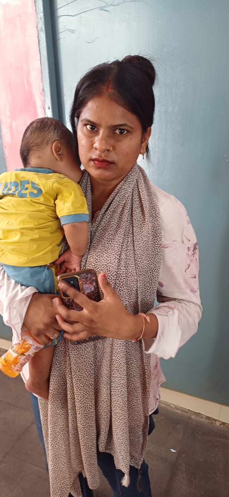 अंबाला छावनी बस स्टैंड पर लगी हैप्पी कार्ड की लिस्ट में अपना नाम ढूंढते लाभार्थी।