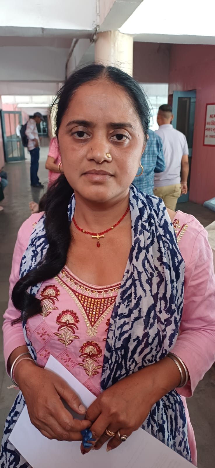 अंबाला छावनी बस स्टैंड पर लगी हैप्पी कार्ड की लिस्ट में अपना नाम ढूंढते लाभार्थी।