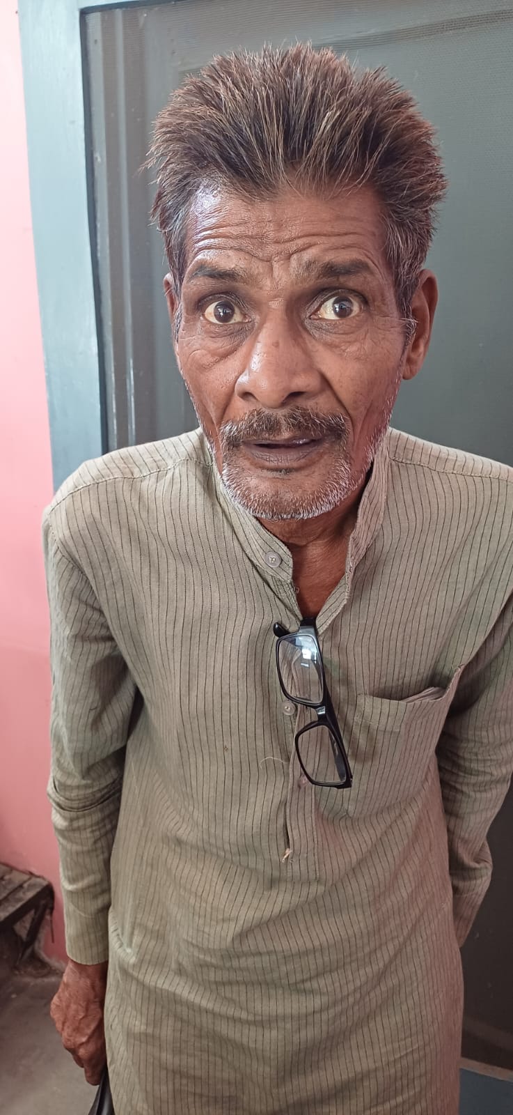 अंबाला छावनी बस स्टैंड पर लगी हैप्पी कार्ड की लिस्ट में अपना नाम ढूंढते लाभार्थी।