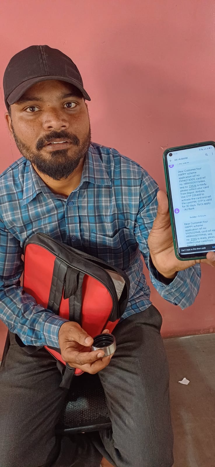 अंबाला छावनी बस स्टैंड पर लगी हैप्पी कार्ड की लिस्ट में अपना नाम ढूंढते लाभार्थी।