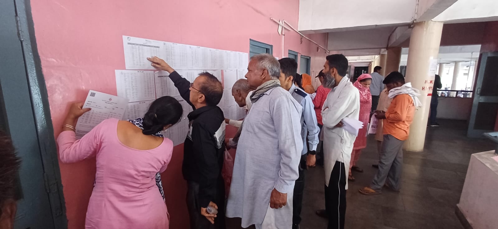 अंबाला छावनी बस स्टैंड पर लगी हैप्पी कार्ड की लिस्ट में अपना नाम ढूंढते लाभार्थी।