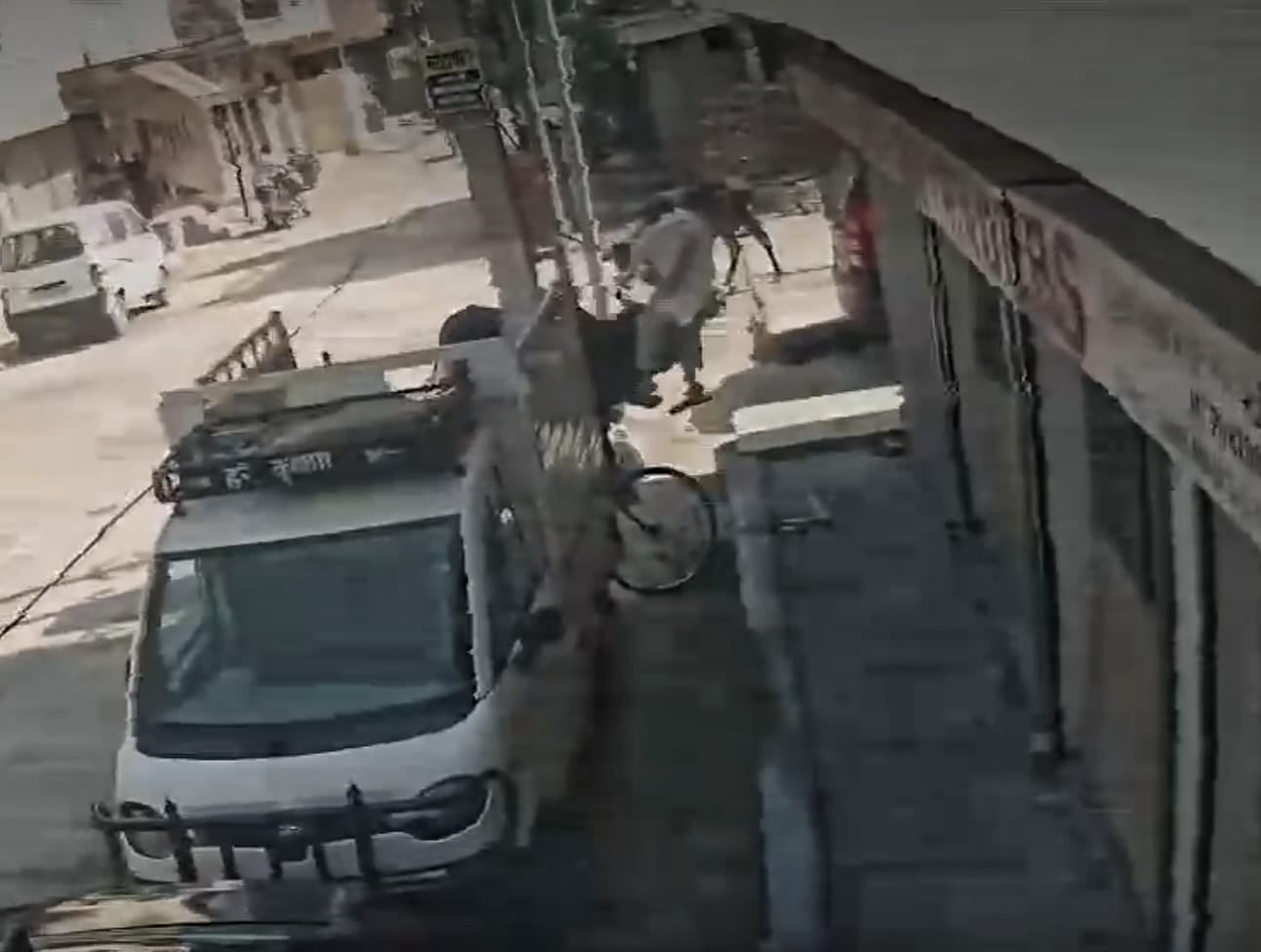 अंबाला छावनी के 11 क्रॉस रोड पर सांड के हमले में घायल बुजुर्ग बिमला देवी निजी अस्पताल में उपचार अंबाला छावनी के 11 क्रॉस रोड पर सांड के हमले में घायल बुजुर्ग बिमला देवी निजी अस्पताल में उपचार