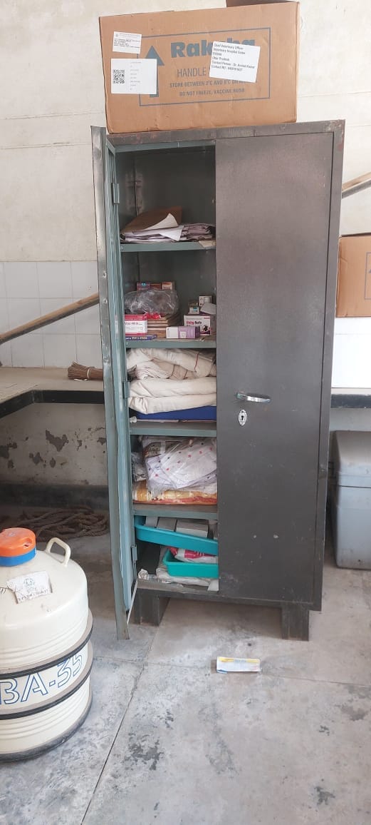 न्यूरिया के पशु अस्तपताल में चोरी की घटना के बाद जांच पड़ताल करती पुलिस । संवाद