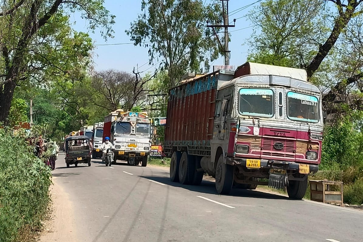 शहर नई अनाज मंडी में पड़ी गेहूं की बोरियां। संवाद