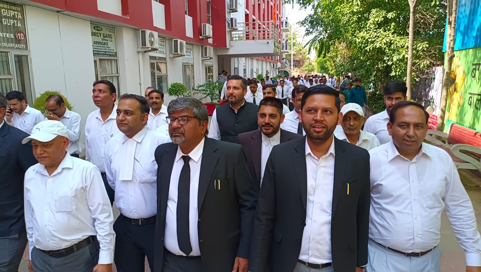 उपायुक्त कार्यालय से कोर्ट परिसर में जाते आक्रोशित अधिवक्ता व बार एसोसिएशन के पदाधिकारी।