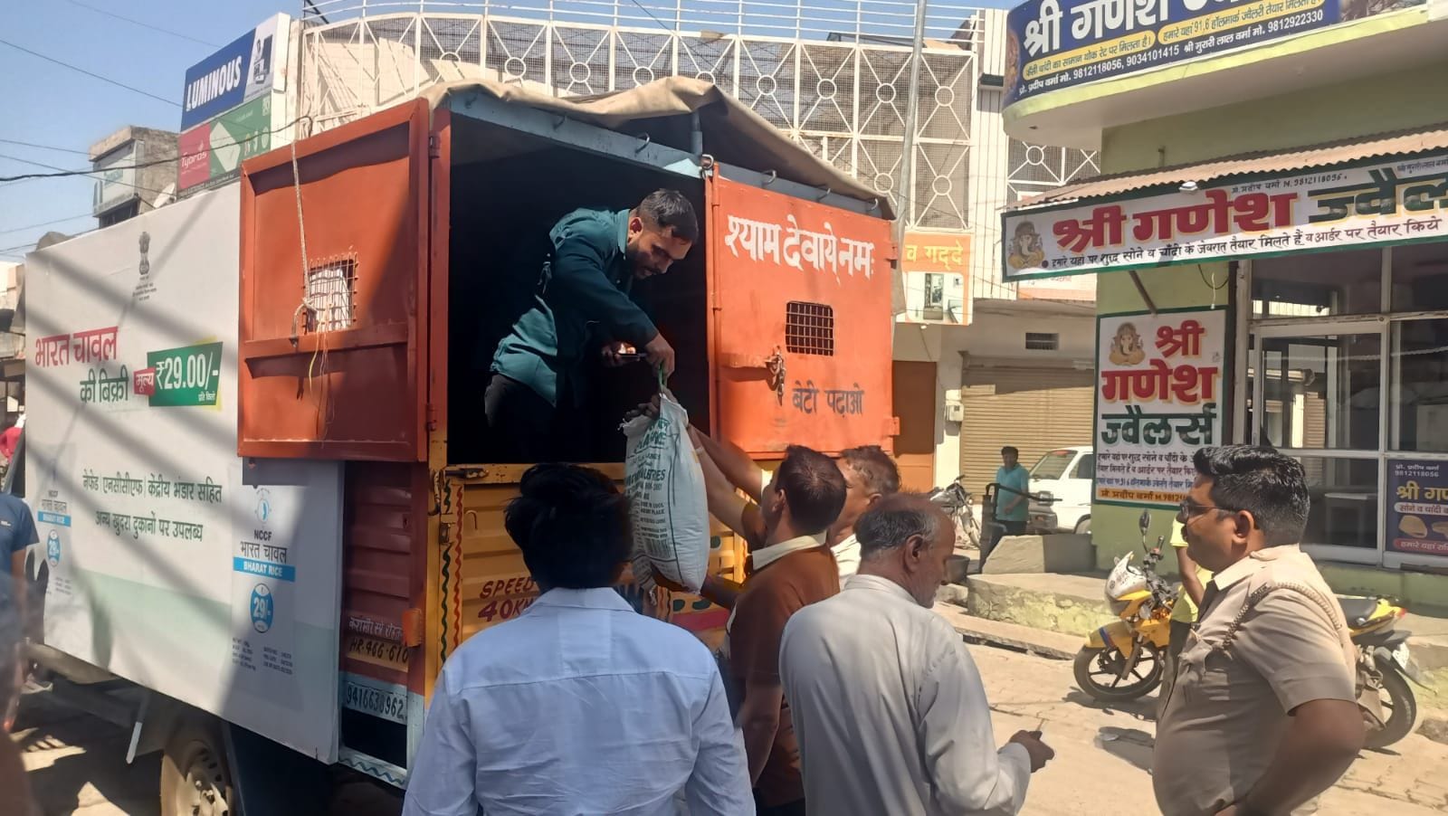 25जेएनडी07: जुलाना के मेन बाजार में घुम रही चावल की गाड़ी। संवाद