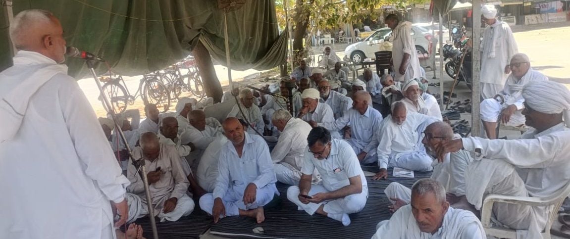 25जेएनडी21-तहसील कार्यालय में चल रहे धरने पर बैठे किसान। संवाद 25जेएनडी21-तहसील कार्यालय में चल रहे धरने पर बैठे किसान। संवाद