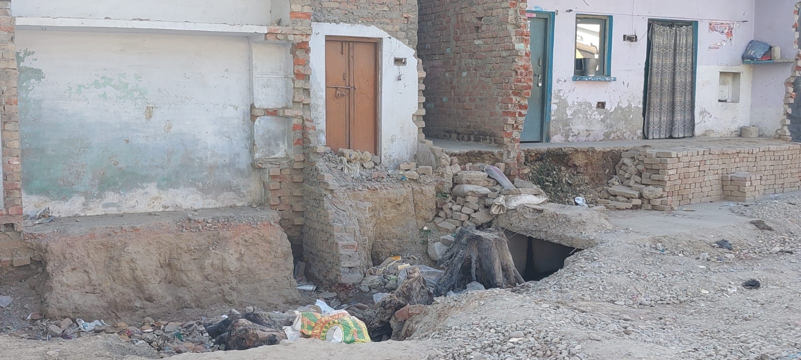 बरखेड़ा के वार्ड नंबर पांच के मुख्य मार्ग पर खुदा पड़ा गड्डा व भरा पानी । संवाद बरखेड़ा के वार्ड नंबर पांच के मुख्य मार्ग पर खुदा पड़ा गड्डा व भरा पानी । संवाद