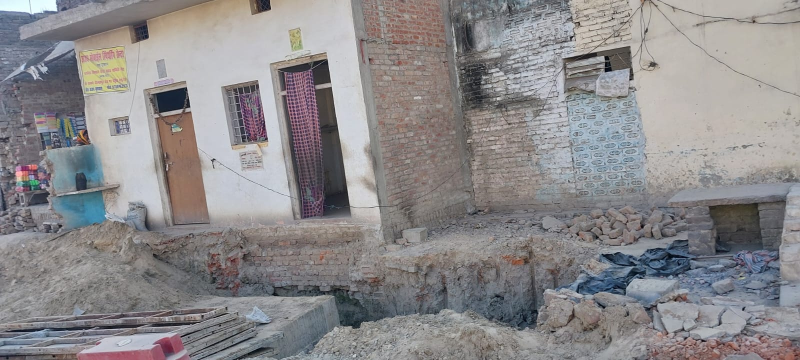 बरखेड़ा के वार्ड नंबर पांच के मुख्य मार्ग पर खुदा पड़ा गड्डा व भरा पानी । संवाद बरखेड़ा के वार्ड नंबर पांच के मुख्य मार्ग पर खुदा पड़ा गड्डा व भरा पानी । संवाद