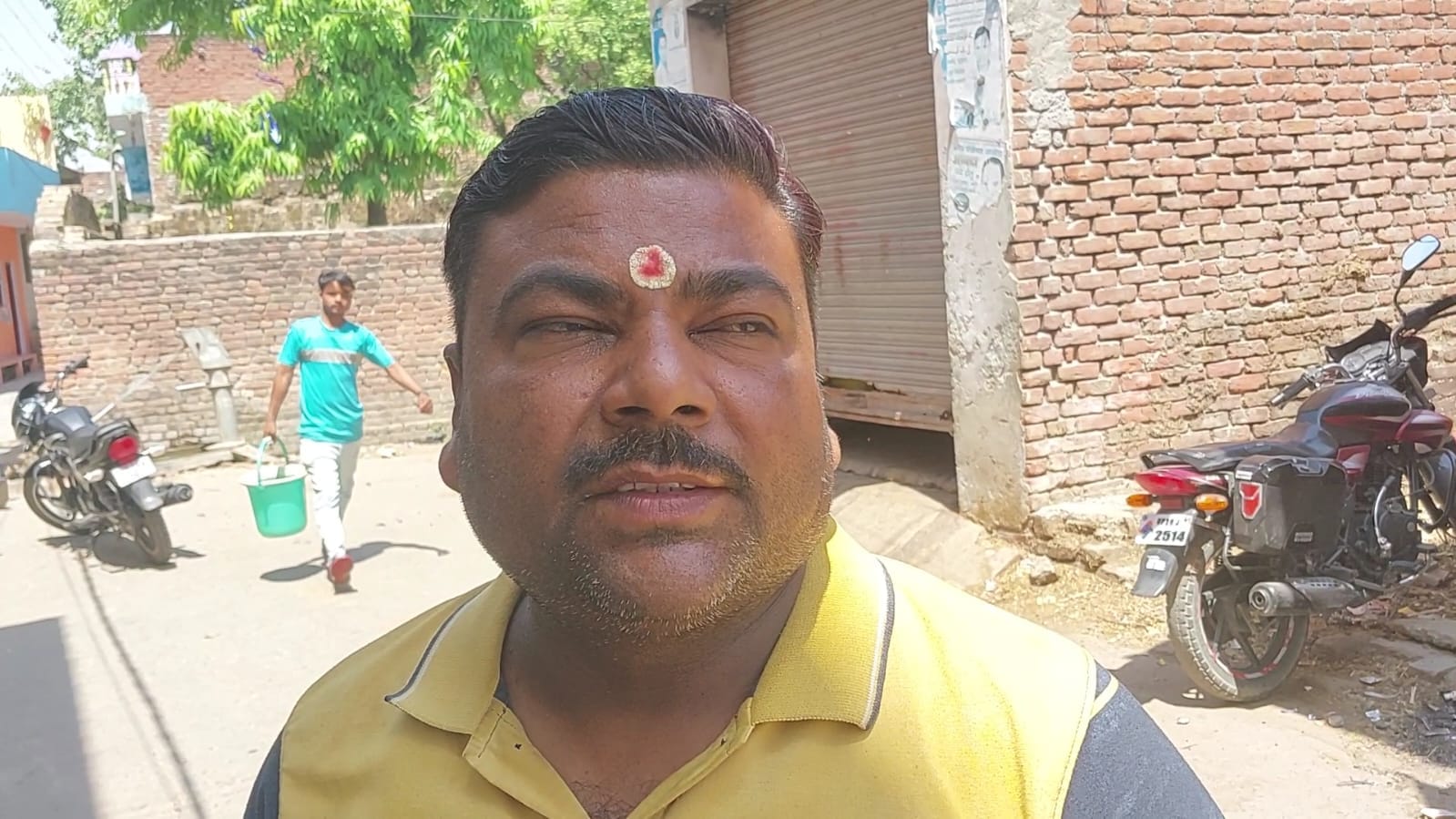 बरखेड़ा के वार्ड नंबर पांच के मुख्य मार्ग पर खुदा पड़ा गड्डा व भरा पानी । संवाद बरखेड़ा के वार्ड नंबर पांच के मुख्य मार्ग पर खुदा पड़ा गड्डा व भरा पानी । संवाद