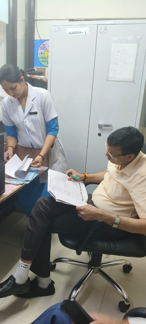 कुरुक्षेत्र। एलएनजेपी अस्पताल का दौरा करते सिविल सर्जन डॉ. सुखबीर सिंह। संवाद