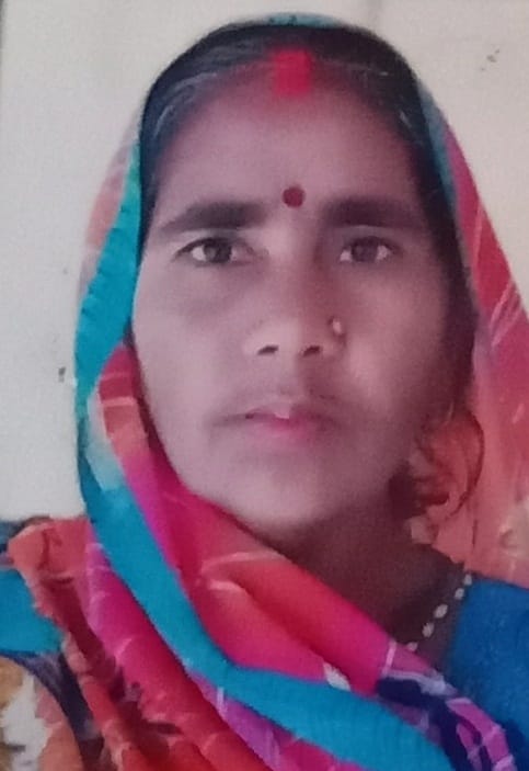 निघासन के ग्राम सिंगहा में आग बुझ जाने के बाद लगी ग्रामीणों की भीड़। संवाद निघासन के ग्राम सिंगहा में आग बुझ जाने के बाद लगी ग्रामीणों की भीड़। संवाद