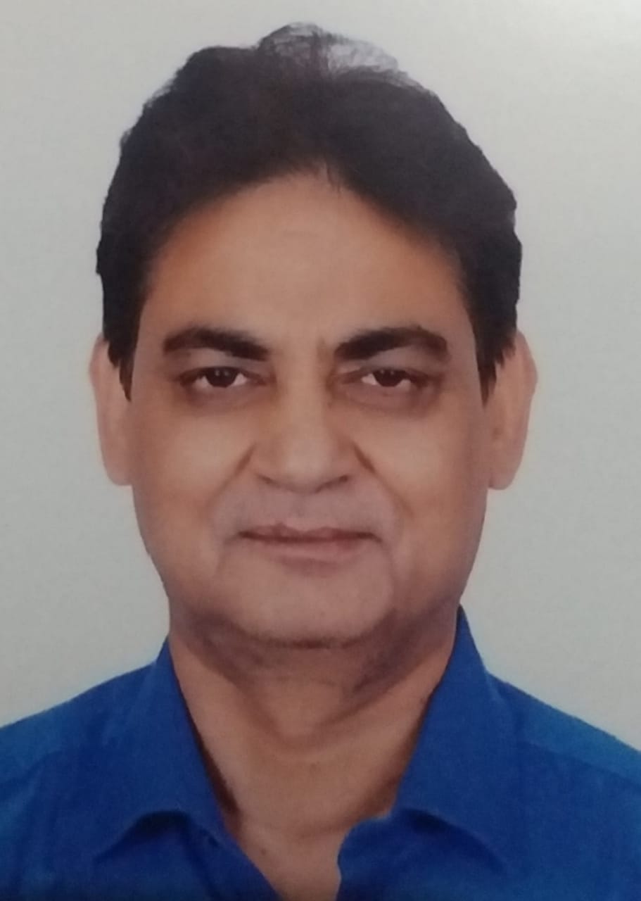 पीलीभीत रेलवे जंक्शन पर पहुंची समर स्पेशल लालकुऑ हावड़ा ट्रेन में चढ़ते यात्री । संवाद