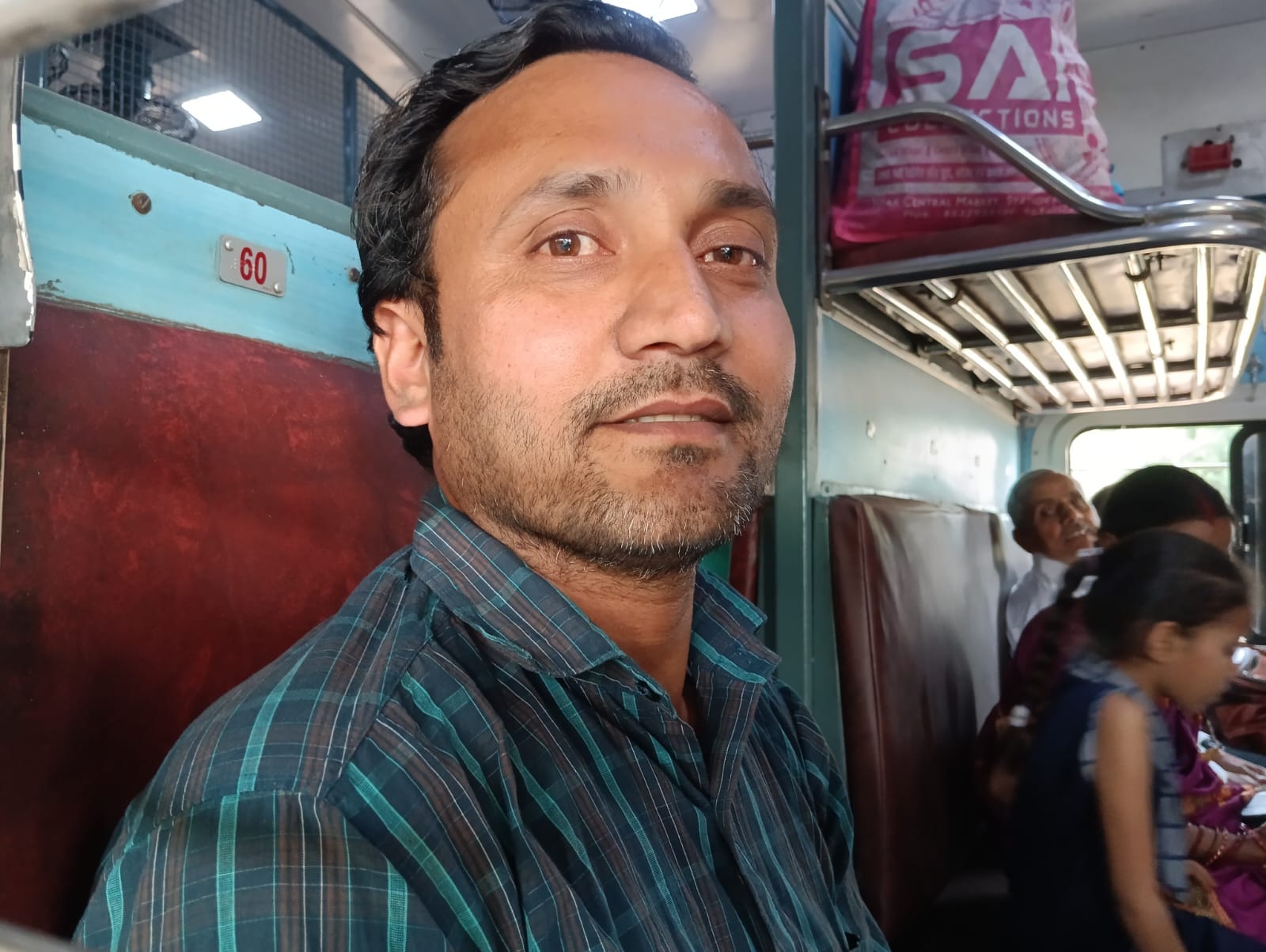पीलीभीत रेलवे जंक्शन पर पहुंची समर स्पेशल लालकुऑ हावड़ा ट्रेन में चढ़ते यात्री । संवाद