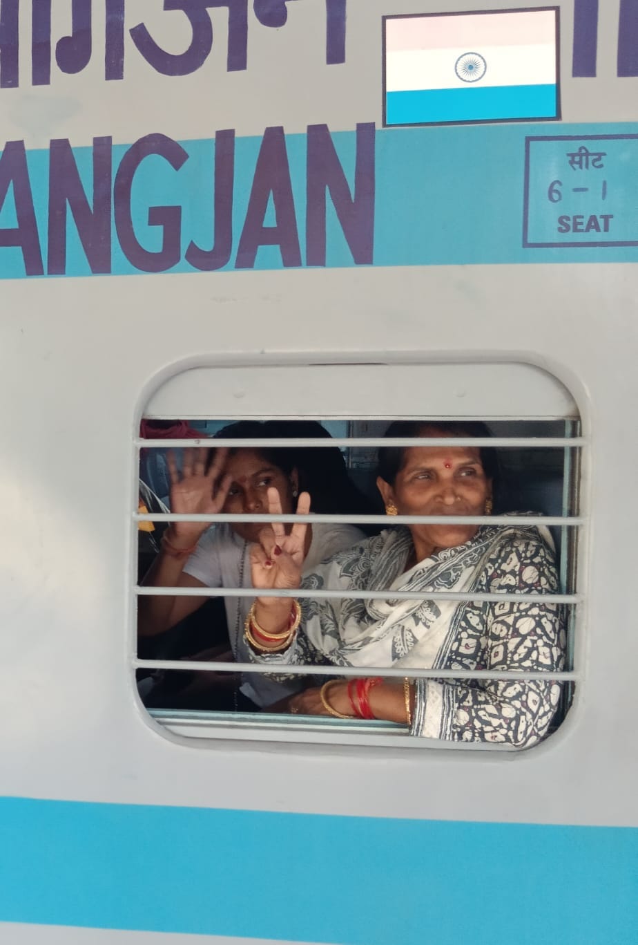 पीलीभीत रेलवे जंक्शन पर पहुंची समर स्पेशल लालकुऑ हावड़ा ट्रेन में चढ़ते यात्री । संवाद