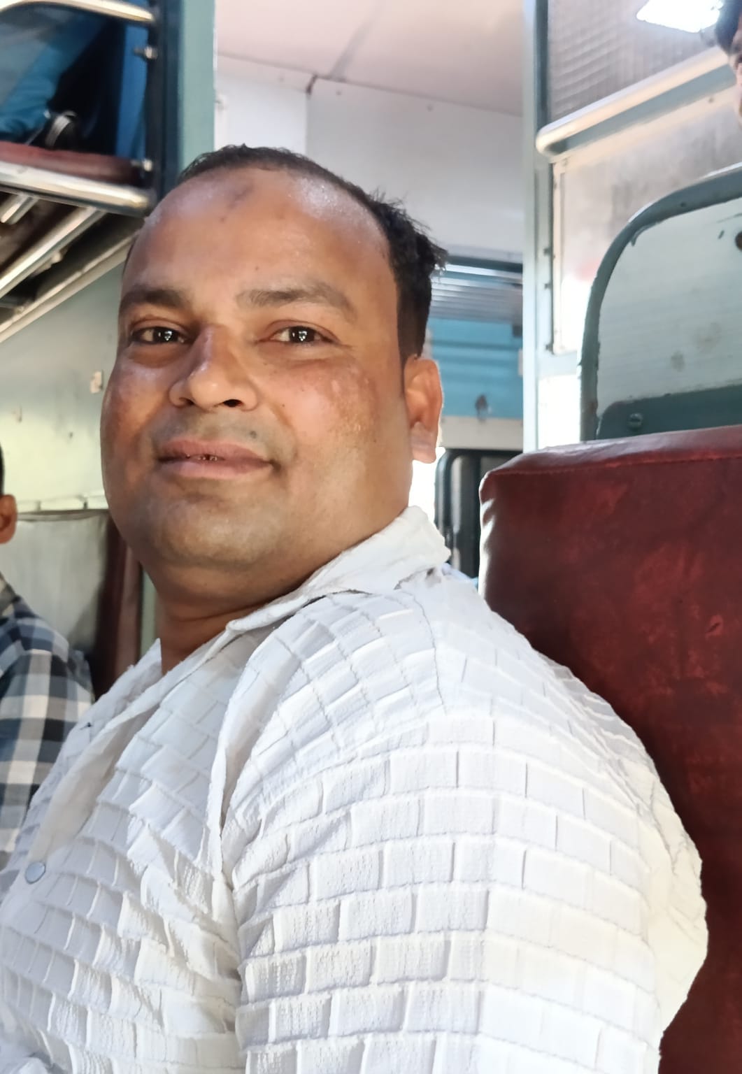 पीलीभीत रेलवे जंक्शन पर पहुंची समर स्पेशल लालकुऑ हावड़ा ट्रेन में चढ़ते यात्री । संवाद