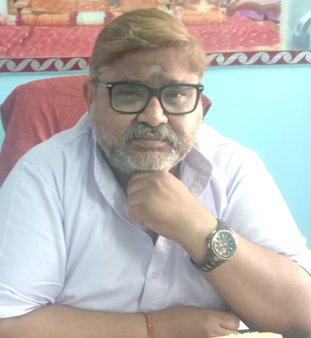 पीलीभीत रेलवे जंक्शन पर पहुंची समर स्पेशल लालकुऑ हावड़ा ट्रेन में चढ़ते यात्री । संवाद