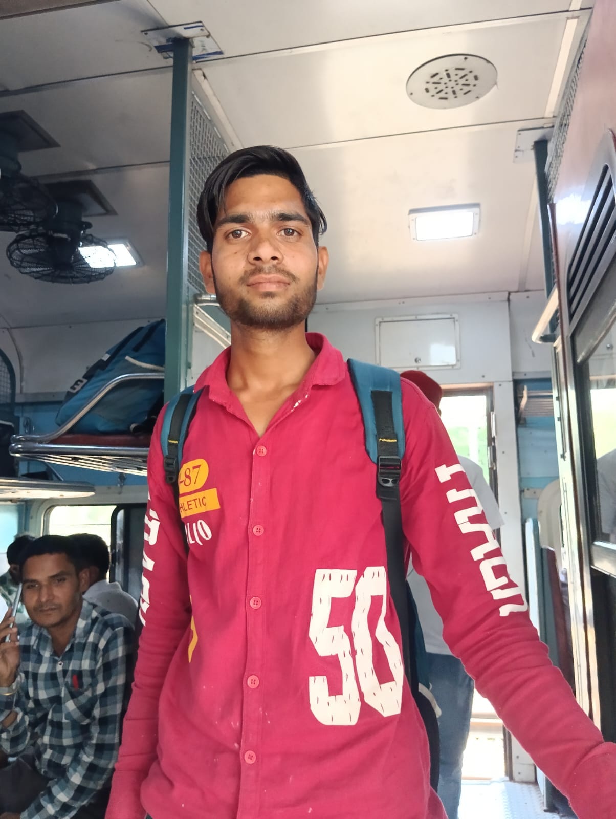 पीलीभीत रेलवे जंक्शन पर पहुंची समर स्पेशल लालकुऑ हावड़ा ट्रेन में चढ़ते यात्री । संवाद