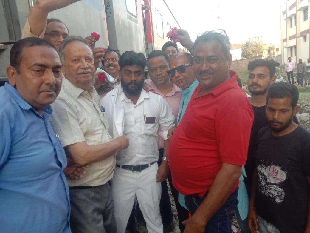 पीलीभीत रेलवे जंक्शन पर पहुंची समर स्पेशल लालकुऑ हावड़ा ट्रेन में चढ़ते यात्री । संवाद