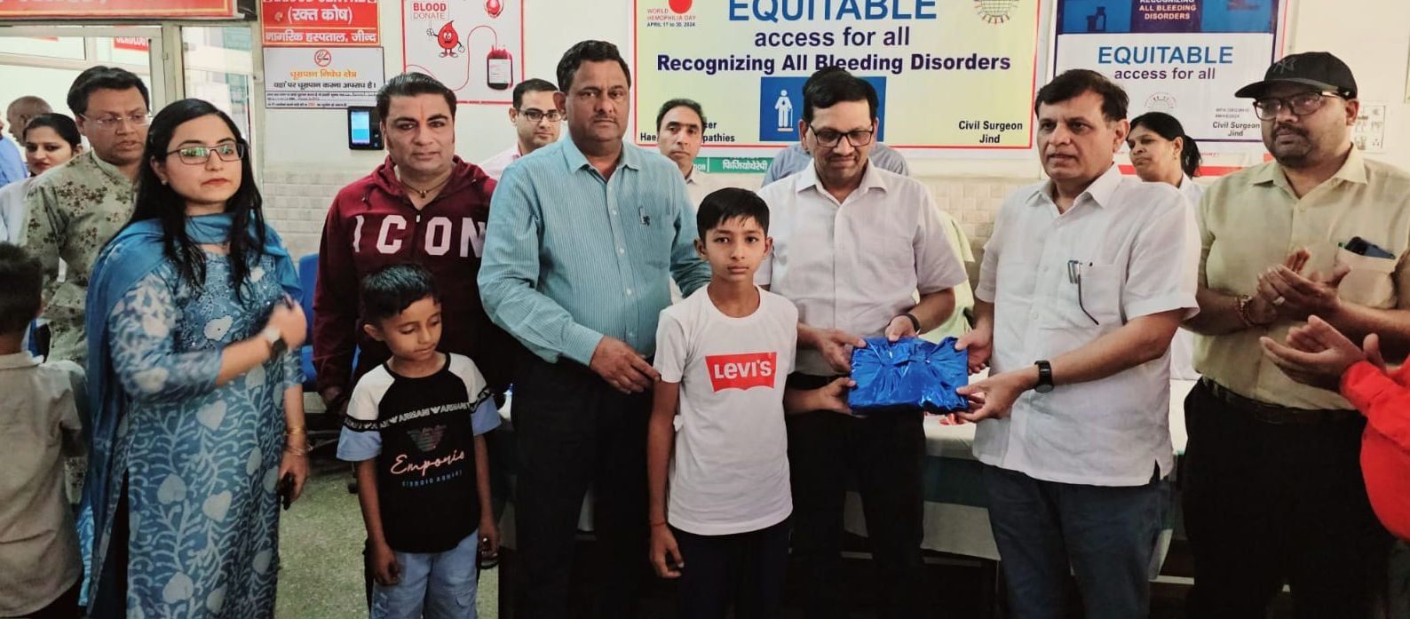 26जेएनडी04: बच्चे को स्पोर्टिव मेडिकल किट देते हुए सीएमओ डॉ. गोपाल गोयल व अन्य। संवाद 26जेएनडी04: बच्चे को स्पोर्टिव मेडिकल किट देते हुए सीएमओ डॉ. गोपाल गोयल व अन्य। संवाद