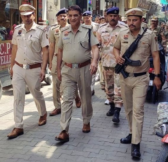 26जेएनडी05-लोकसभा चुनाव को लेकर शहर में फ्लैग मार्च निकालती जिला पुलिस। स्रोत पुलिस 26जेएनडी05-लोकसभा चुनाव को लेकर शहर में फ्लैग मार्च निकालती जिला पुलिस। स्रोत पुलिस