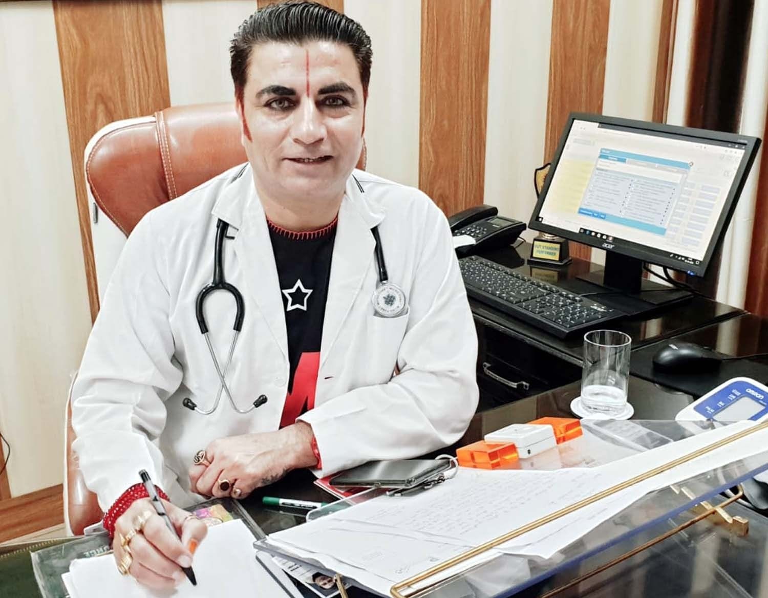 26जेएनडी13 : नागरिक अस्पताल में मेडिकल फिटनेस प्रमाण-पत्र के लिए पंजीकरण करवाते लोग। संवाद 26जेएनडी13 : नागरिक अस्पताल में मेडिकल फिटनेस प्रमाण-पत्र के लिए पंजीकरण करवाते लोग। संवाद