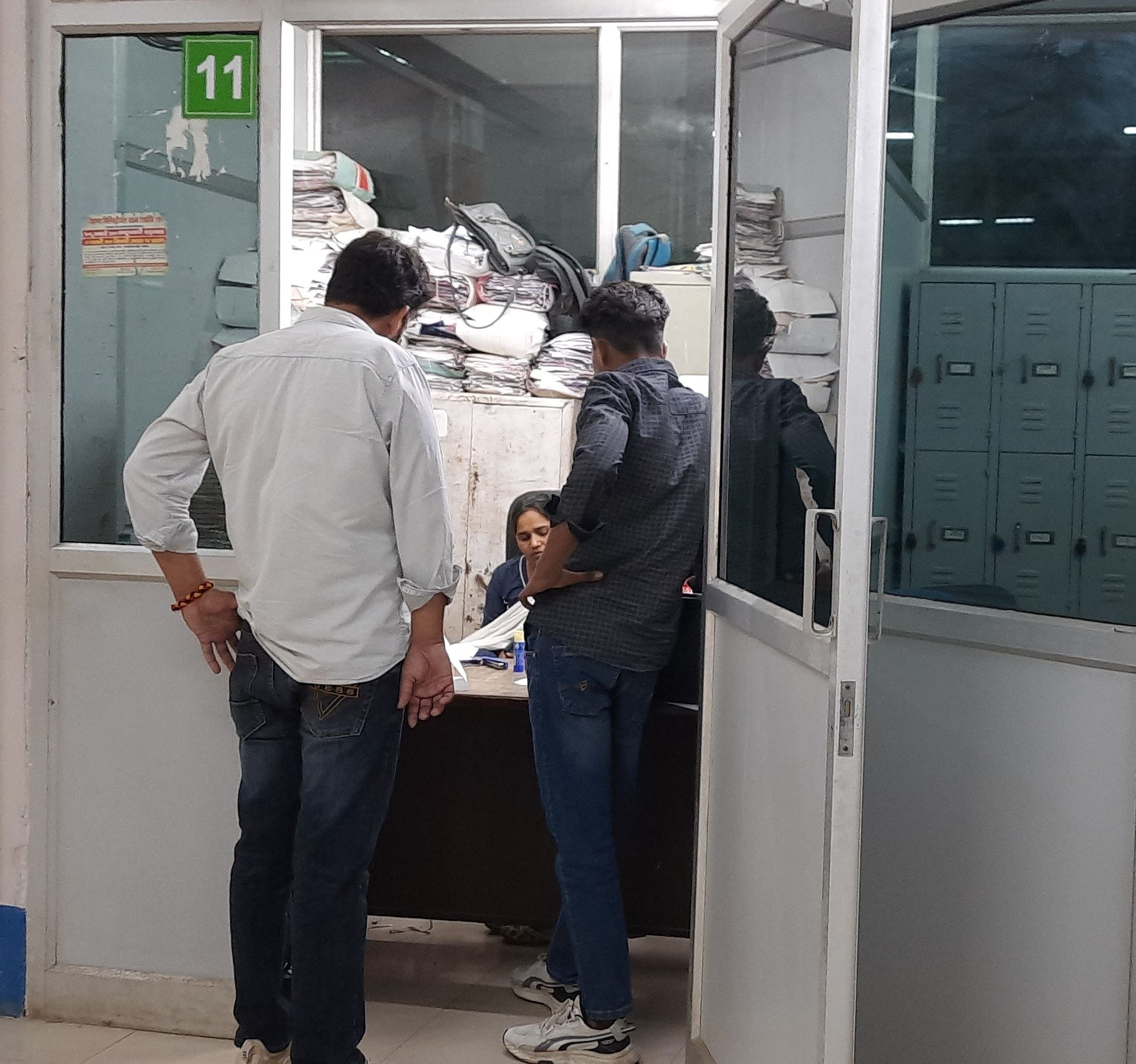 26जेएनडी13 : नागरिक अस्पताल में मेडिकल फिटनेस प्रमाण-पत्र के लिए पंजीकरण करवाते लोग। संवाद 26जेएनडी13 : नागरिक अस्पताल में मेडिकल फिटनेस प्रमाण-पत्र के लिए पंजीकरण करवाते लोग। संवाद