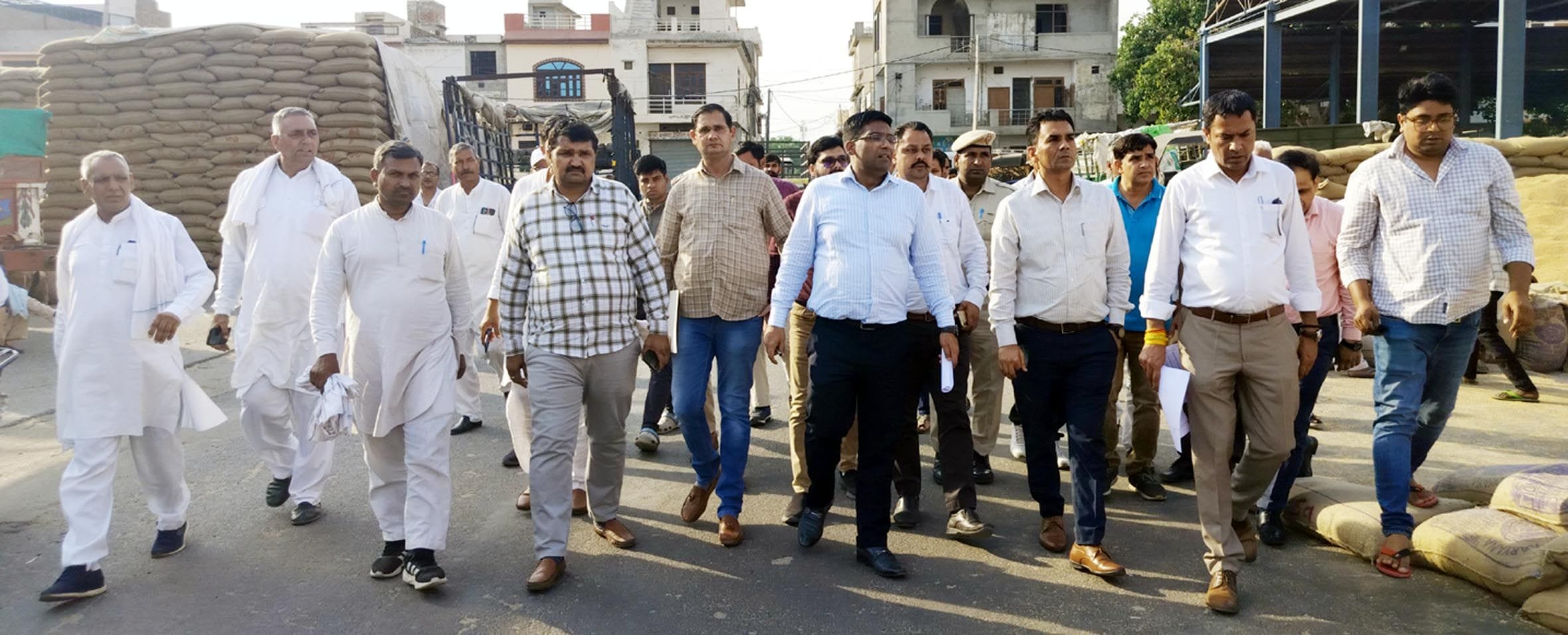 26जेएनडी17: मंडी निरीक्षण के दौरान कपास मंडी पहुंचे डीसी मोहम्मद इमरान रजा। संवाद 26जेएनडी17: मंडी निरीक्षण के दौरान कपास मंडी पहुंचे डीसी मोहम्मद इमरान रजा। संवाद