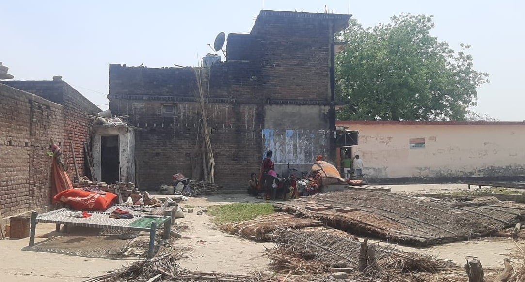 अग्निकांड के बाद पीड़ितों ने घरों पर तिरपाल डाले। संवाद अग्निकांड के बाद पीड़ितों ने घरों पर तिरपाल डाले। संवाद